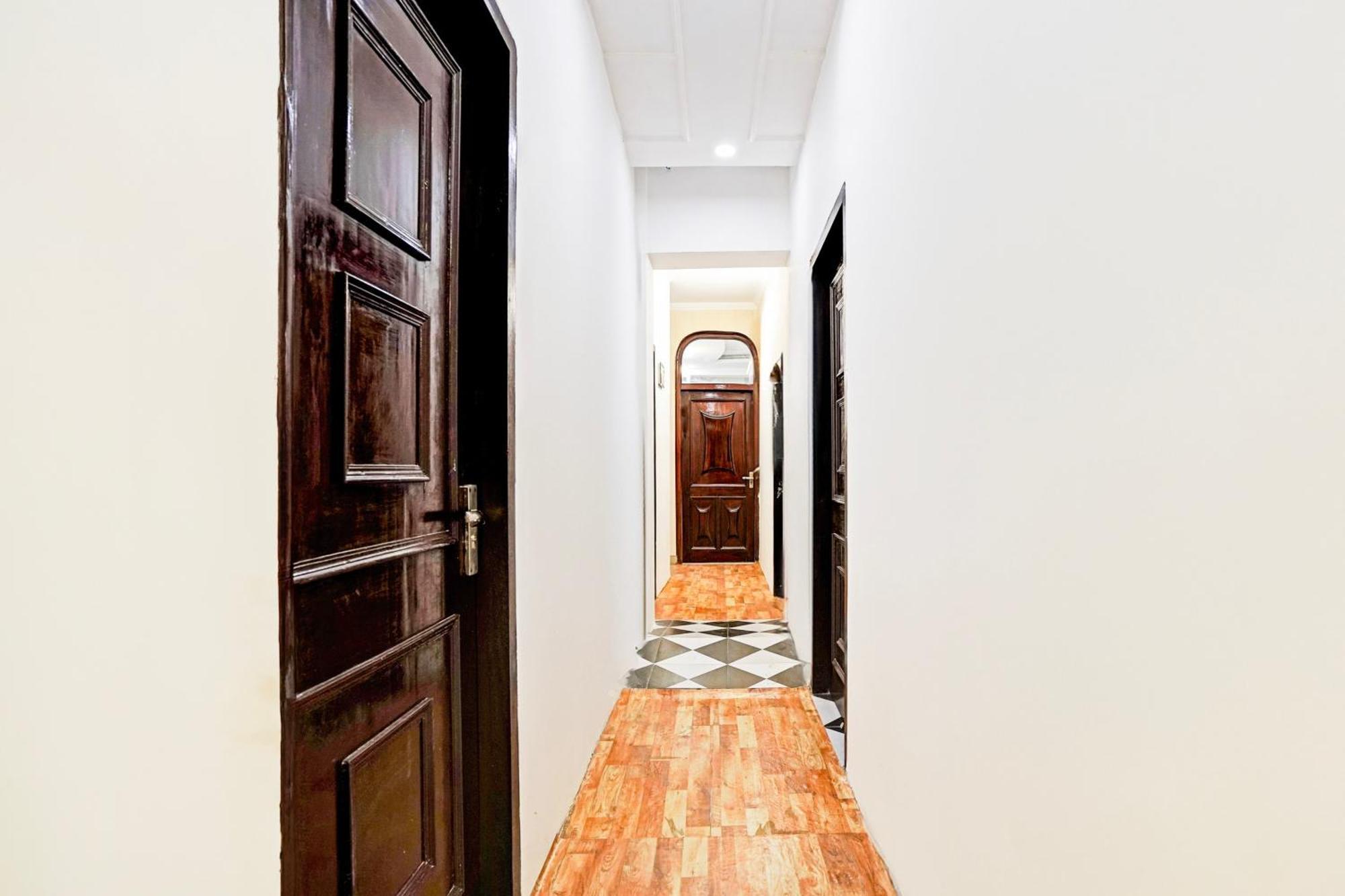 Hotel O Le Empire Stay House New Delhi Bagian luar foto