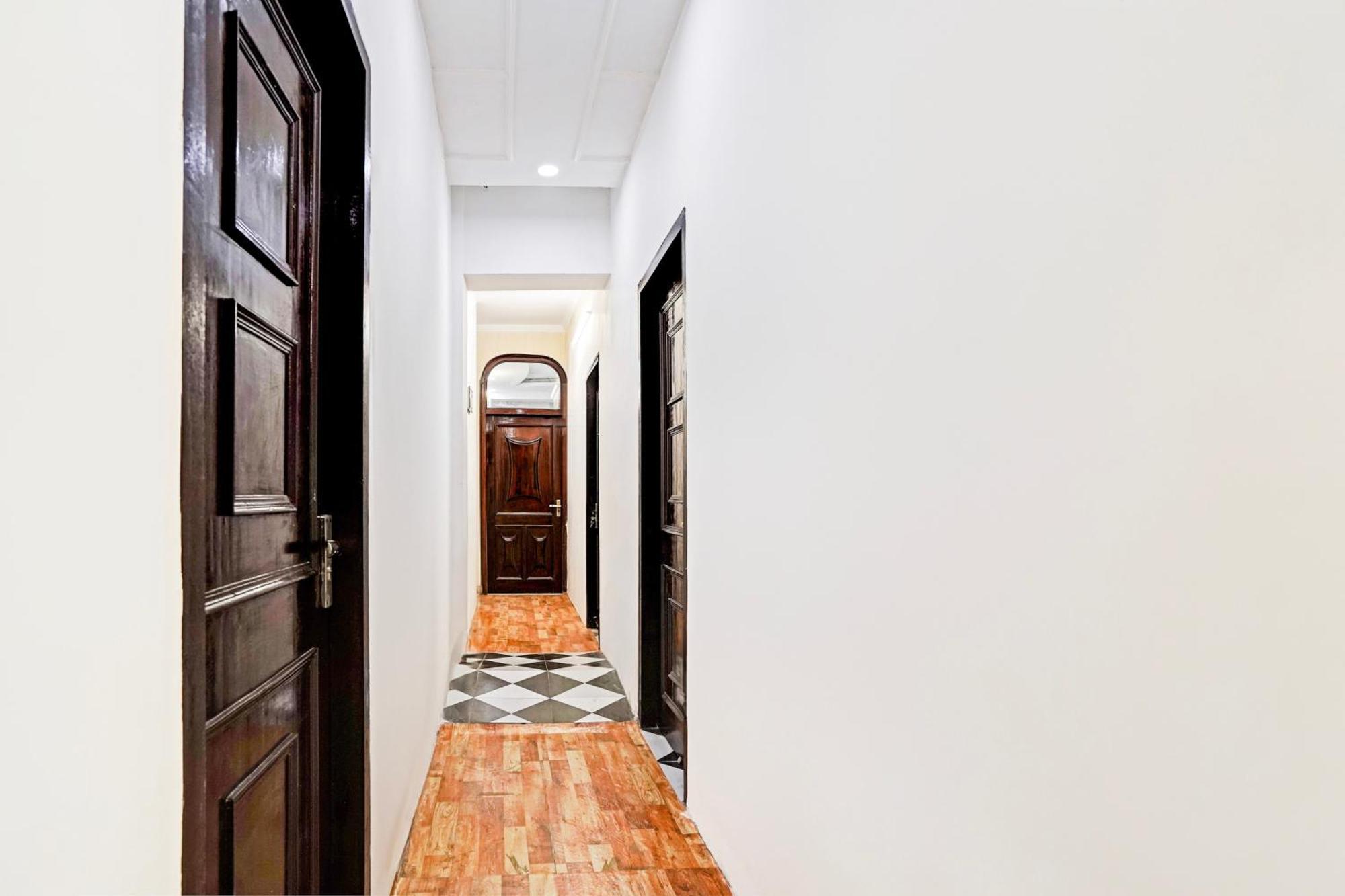 Hotel O Le Empire Stay House New Delhi Bagian luar foto
