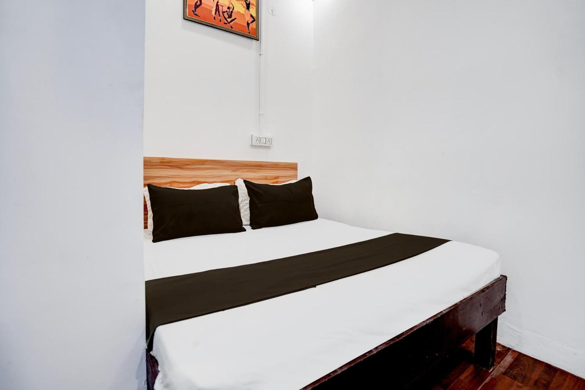 Hotel O Le Empire Stay House New Delhi Bagian luar foto