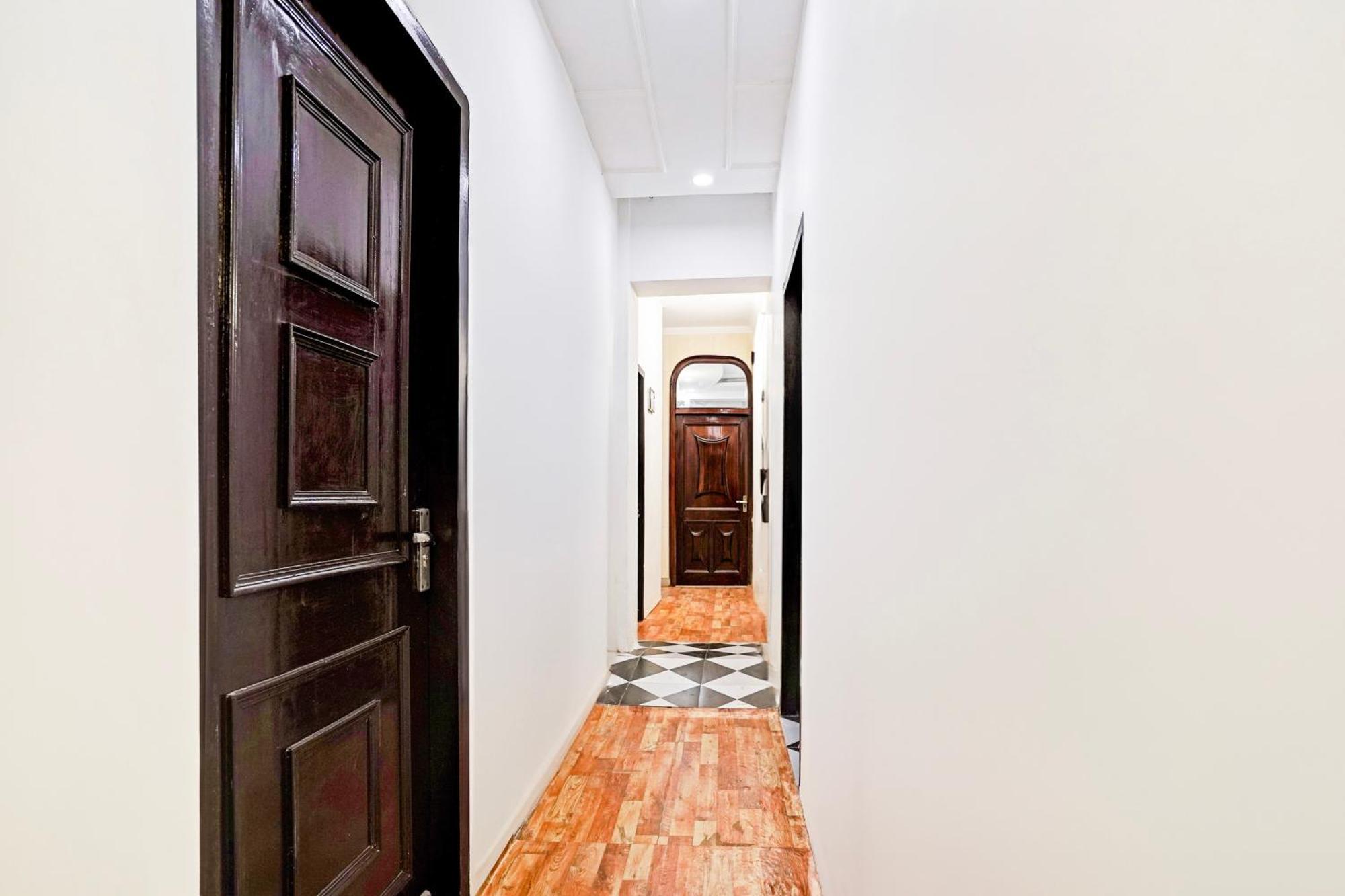 Hotel O Le Empire Stay House New Delhi Bagian luar foto