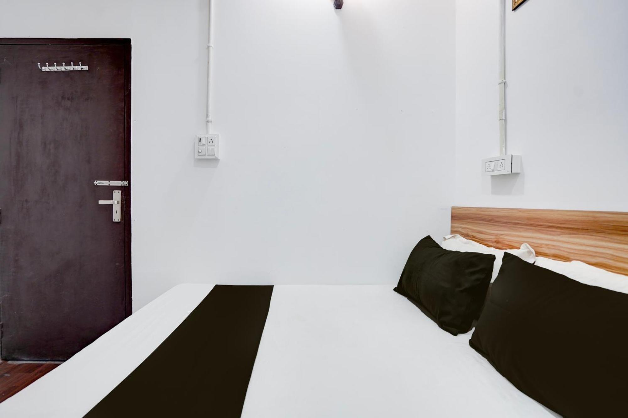 Hotel O Le Empire Stay House New Delhi Bagian luar foto