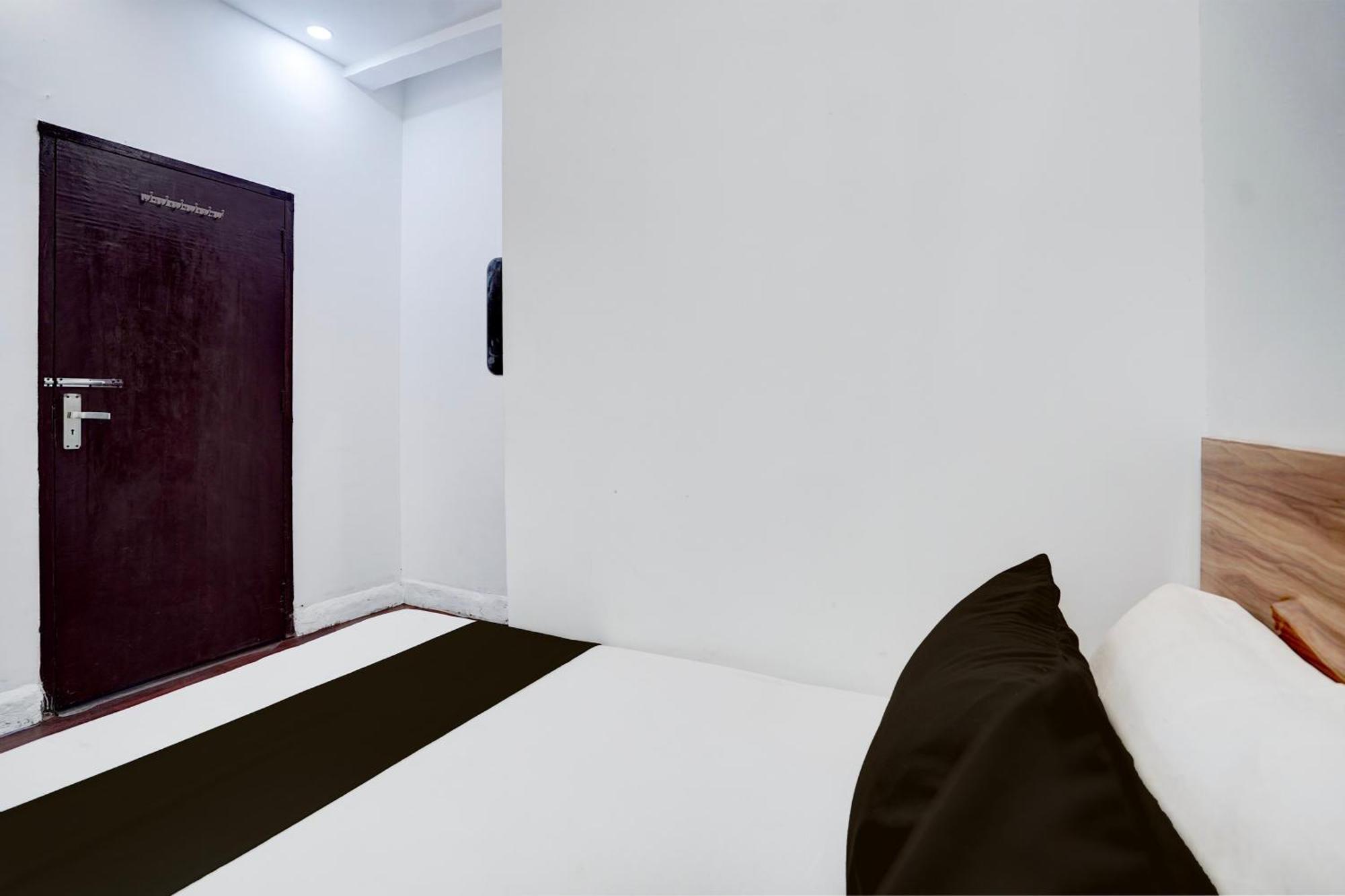 Hotel O Le Empire Stay House New Delhi Bagian luar foto